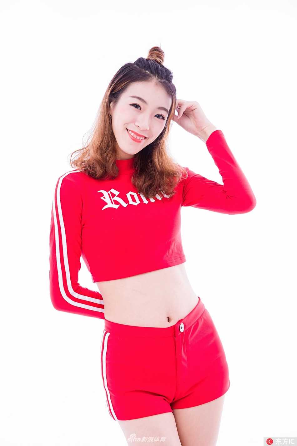 八一女篮宝贝深秋绽放:小蛮腰大长腿演绎赛场柔情 特写镜头中,一位篮球宝贝回眸一笑,紧身衣勾勒出她纤细的腰肢,高高束起的马尾辫显得活力四射,背景的柔光打在她精致的脸庞上,流露出青春独有的自信与魅力。