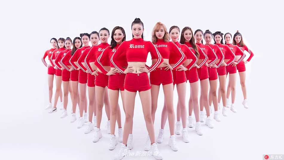 八一女篮宝贝深秋绽放:小蛮腰大长腿演绎赛场柔情 最后一组画面中,全体篮球宝贝聚拢在一起,对着镜头做出俏皮的飞吻动作,满屏的大长腿错落有致,仿佛在向即将到来的新赛季大声宣告:我们准备好了!