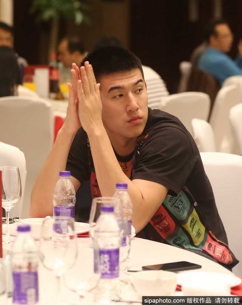 八一富邦双鹿男篮落户宁波北仑 新主场扬帆起航 在宁波北仑的欢迎酒会现场,八一富邦双鹿男篮将士们统一身着笔挺的西装亮相,他们精神抖擞,脸上洋溢着对新赛季的期待与自信。