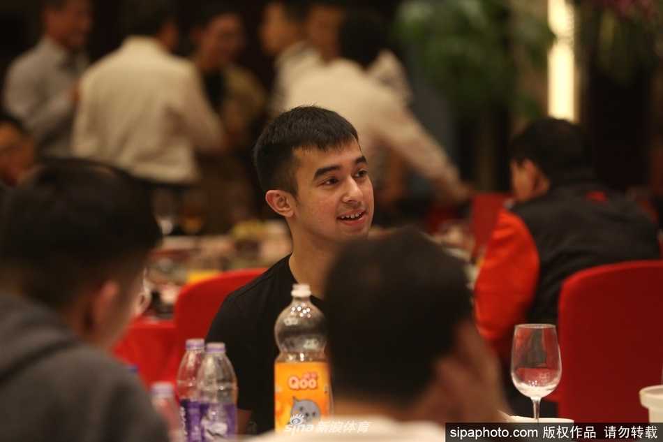 八一富邦双鹿男篮落户宁波北仑 新主场扬帆起航 欢迎酒会的最后,全体成员合影留念。背景墙上“八一富邦”的字样格外醒目,这一刻被定格下来,标志着八一双鹿男篮正式开启了在宁波北仑的全新赛季。