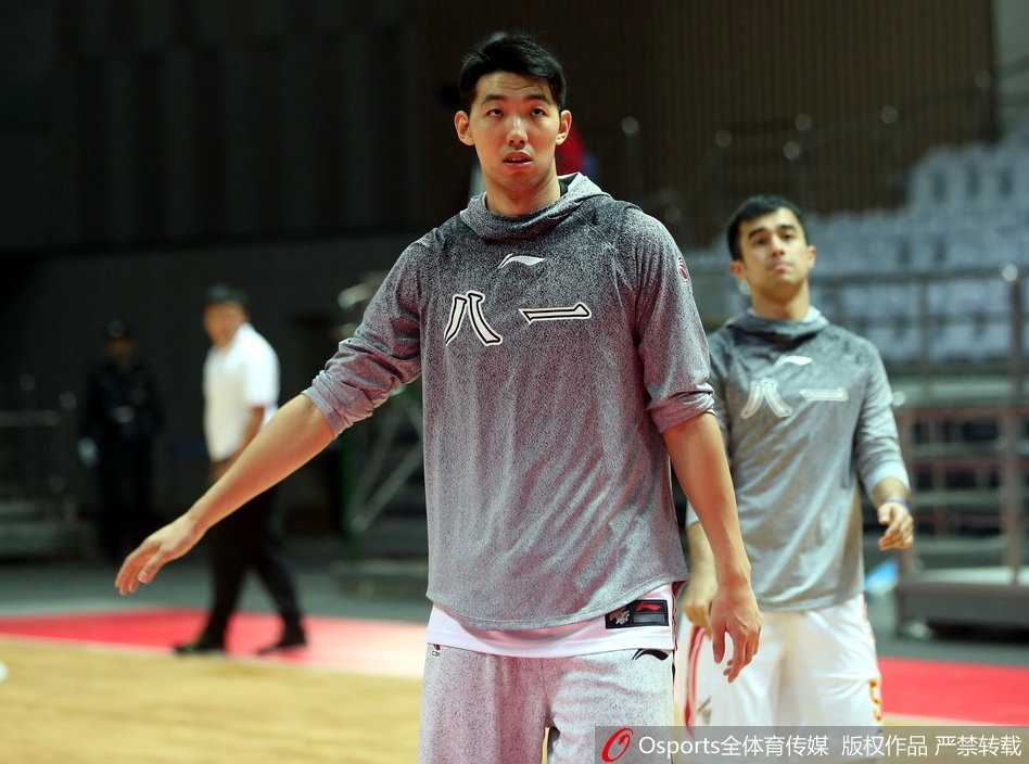 训练中的王治郅亲自持球背打，向年轻队员展示教科书般的篮下技术