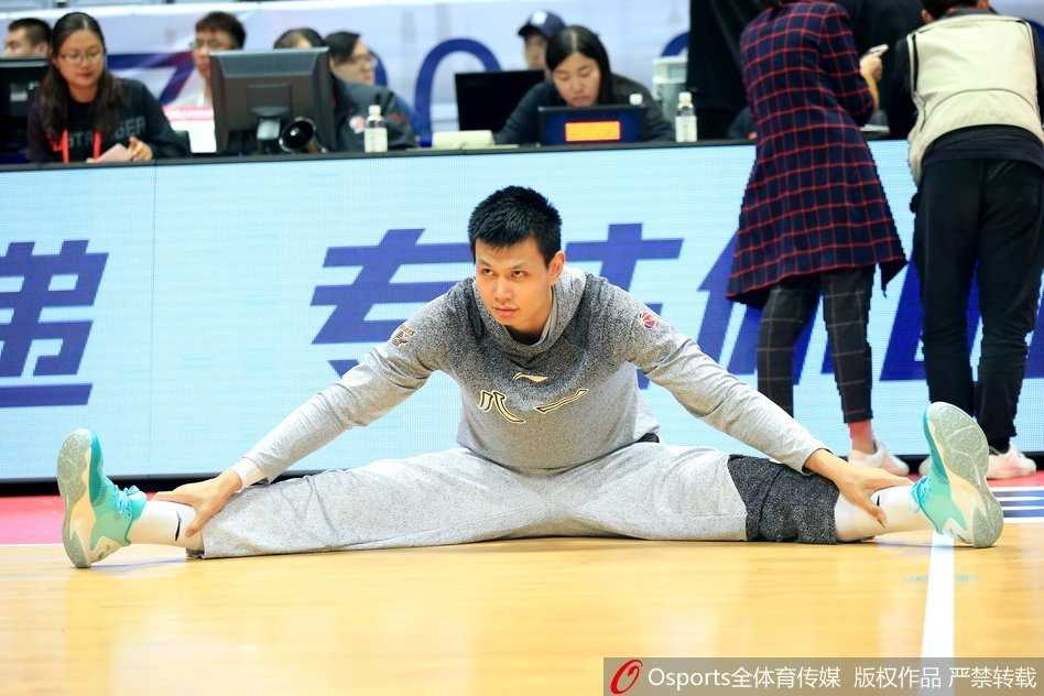 王治郅身披训练服，神情专注地观察着场上的训练情况，仿佛重回球员时代