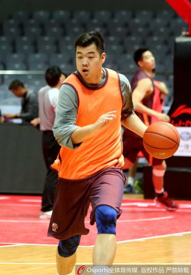 八一男篮新周期蓄力起航,王治郅身披教练战袍督训传薪火 训练结束后,王治郅独自留在场边,他眉头微蹙,托着下巴陷入沉思,似乎在思考如何将眼前这支年轻的队伍捏合成更有战斗力的团体。