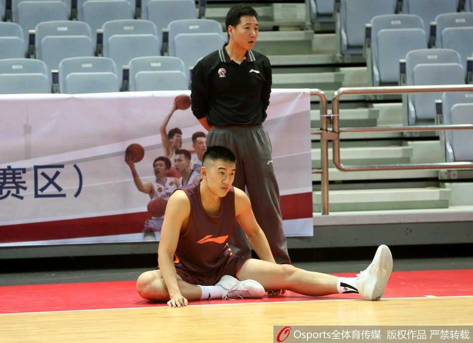 八一男篮新周期蓄力起航,王治郅身披教练战袍督训传薪火 训练间隙,王治郅亲自捡起滚落到场边的篮球,准备为年轻队员们进行一对一的内线脚步示范,场边的队友们都在期待这次教学。