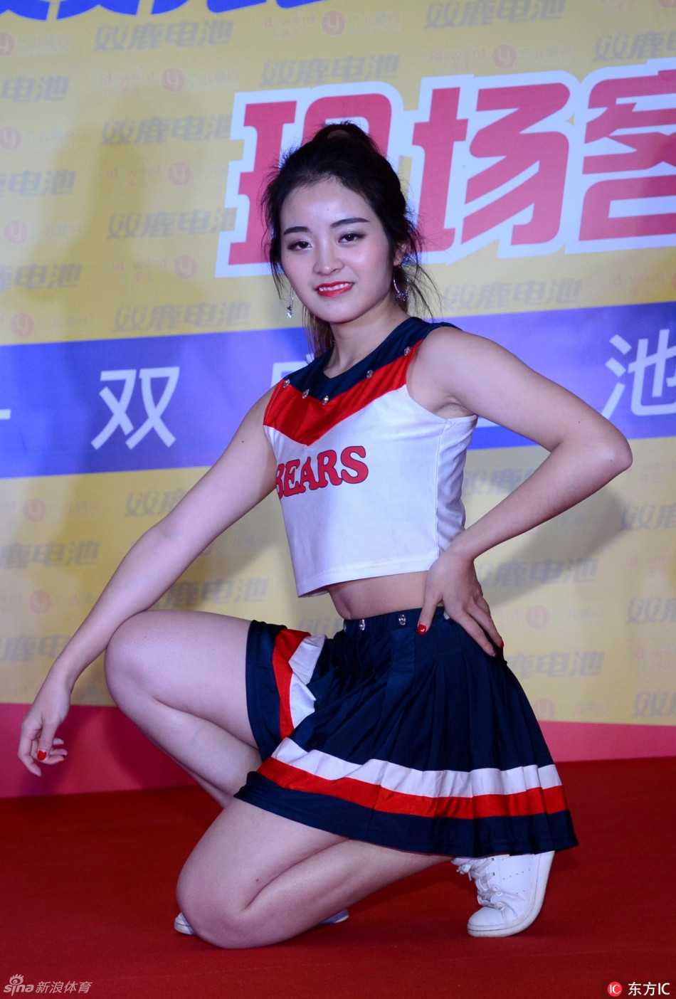 八一男篮见面会点燃冬日激情 啦啦队热舞成靓丽风景线 表演落幕,宝贝们向观众致意,她们脸上灿烂的笑容和挥动的手臂,为这场火爆的球迷见面会画上了一个圆满而温暖的句号。