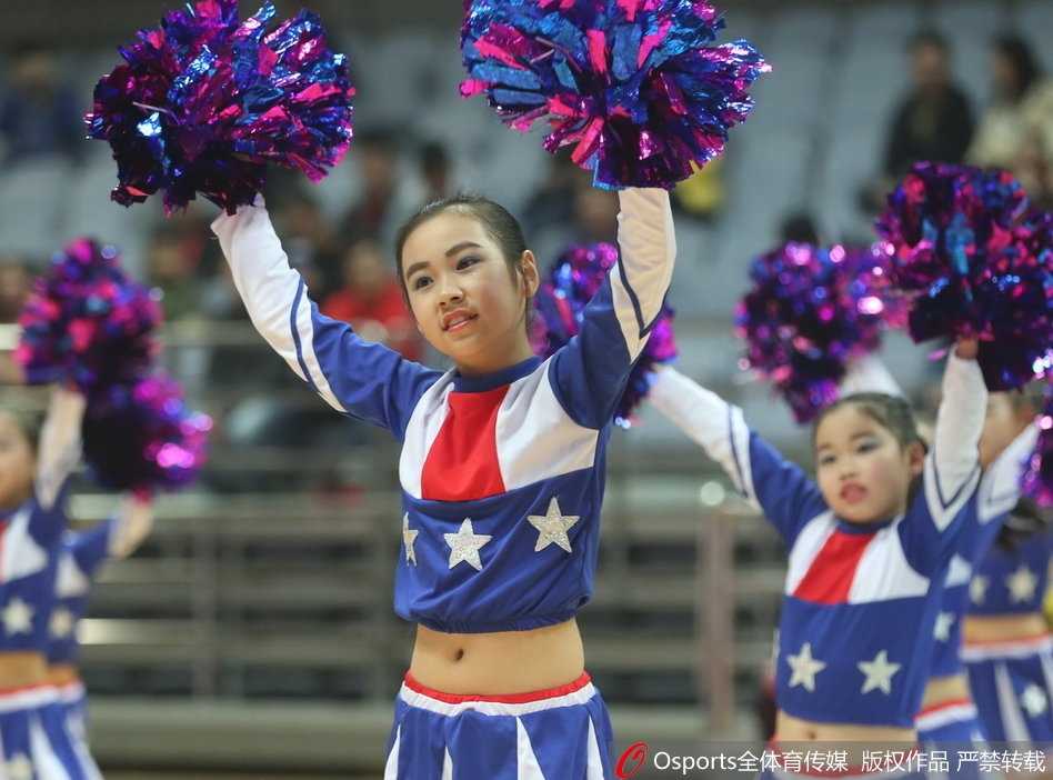 八一篮球小将萌动赛场 活力宝贝诠释篮球未来 活动结束后,宝贝们挥舞着手中的充气棒向看台上的观众告别,夕阳的余晖洒在她们身上,为比赛日画上温馨句号