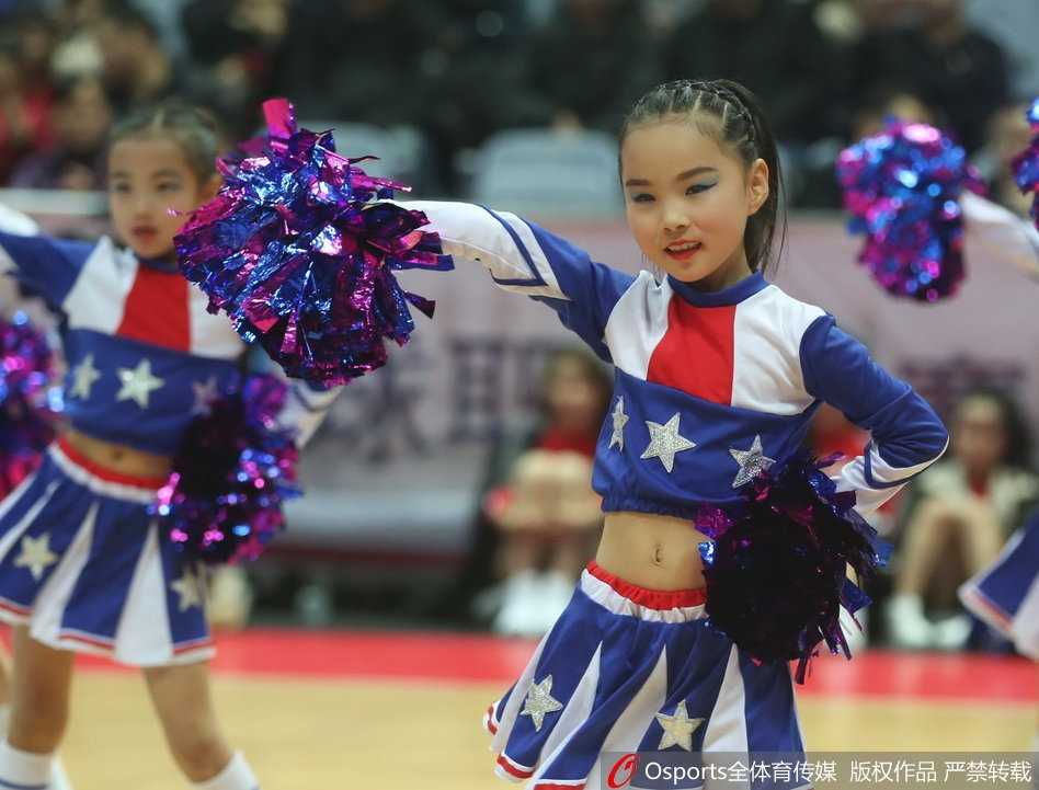 八一篮球小将萌动赛场 活力宝贝诠释篮球未来 宝贝们排成一排,认真地跟随领舞小姐姐做助威动作,红扑扑的小脸蛋上挂着一丝汗珠,格外惹人怜爱