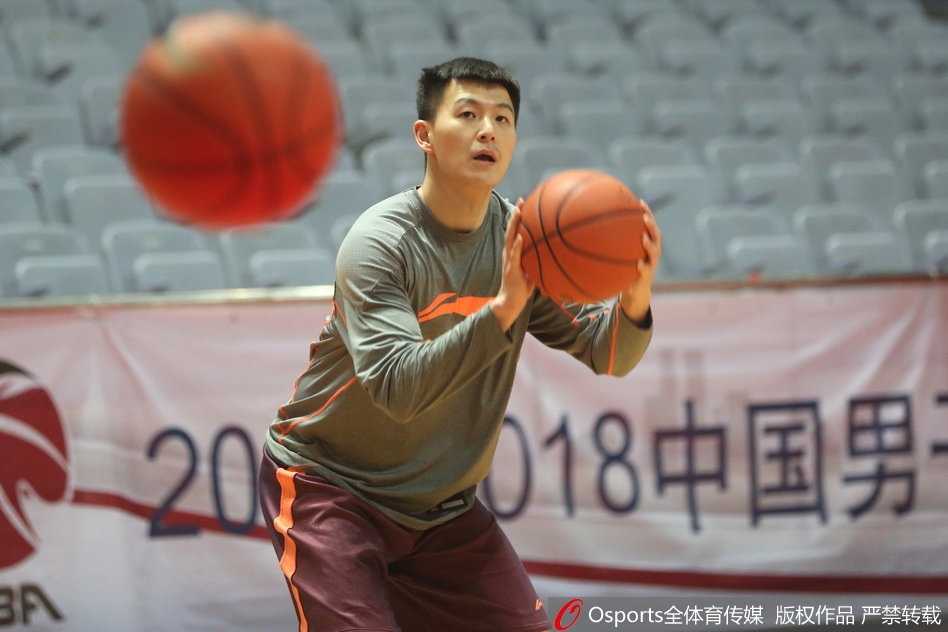 八一赛前训练阿尔斯兰心情大好,刷票流言无碍备战 训练结束后阿尔斯兰与队友击掌互相鼓励,笑容中充满斗志与团结