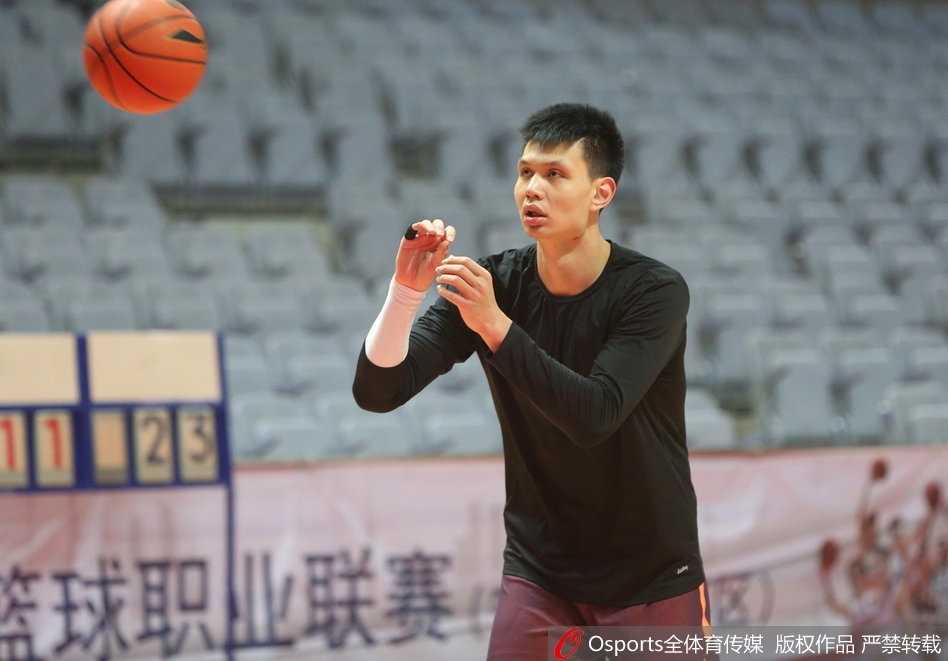 八一赛前训练阿尔斯兰心情大好,刷票流言无碍备战 阿尔斯兰在三分线外高高跃起,出手瞬间眼神专注,篮球带着旋转飞向篮筐