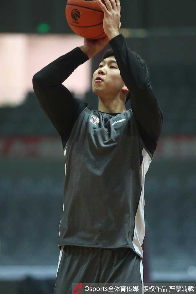 八一赛前训练阿尔斯兰心情大好,刷票流言无碍备战 阿尔斯兰擦去额头的汗水,对着镜头露出轻松而灿烂的笑容,心情大好