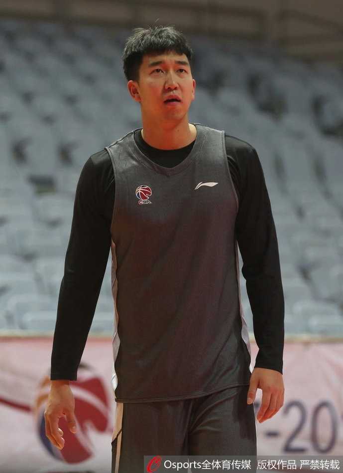 八一赛前训练阿尔斯兰心情大好,刷票流言无碍备战 阿尔斯兰在快攻中挥手指挥队友跑位,脸上写满自信,俨然场上指挥官