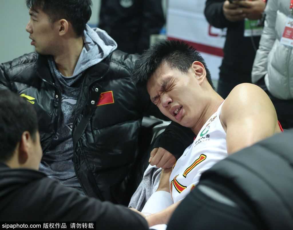 八一铁闸的悲壮一摔:回顾许钟豪五次重伤背后的职业生涯转折 队医紧急冲入场地查看许钟豪的伤情,许钟豪依旧躺在原地无法动弹,双手紧捂伤处,周围的空气仿佛都凝固了。