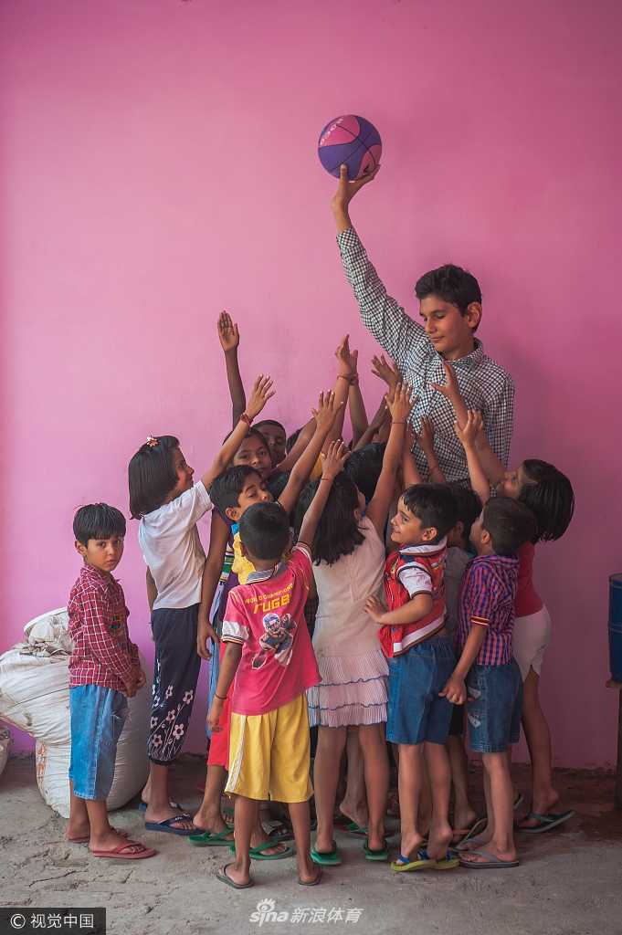 家庭“巨人”合影：卡兰站在父母中间，他的目光平视着身高同样出众的父亲，而母亲则像一座高塔般矗立一旁，这一家三口站在一起，构成了普通人眼中一道难以忽视的独特风景线。