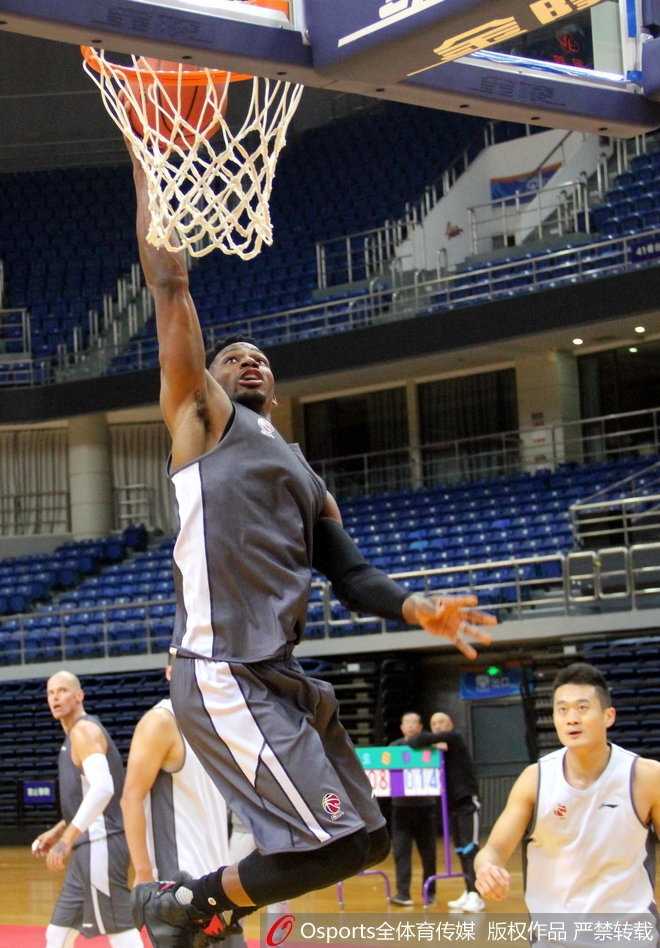 波兰中锋兰佩面带微笑，身披青岛队训练服在球场上轻松运球，首次亮相训练便展现出极佳的职业素养和亲和力。