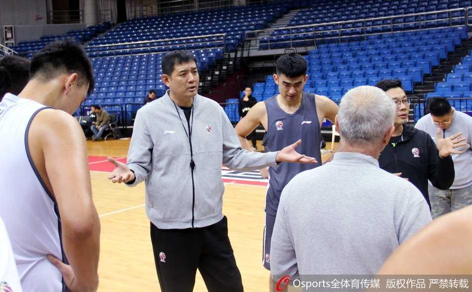 在一次防守滑步训练中，兰佩表情专注，身先士卒地做着高强度动作，为全队树立了刻苦训练的榜样。