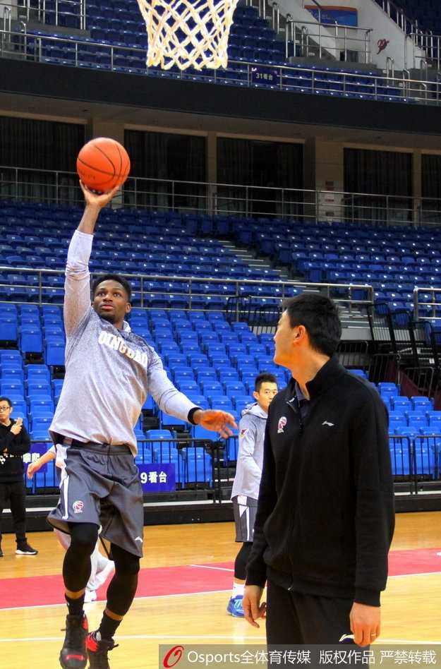 场边休息时，兰佩与队友谈笑风生，已经很好地融入了球队的大家庭，他的开朗性格让他成为队内的开心果。