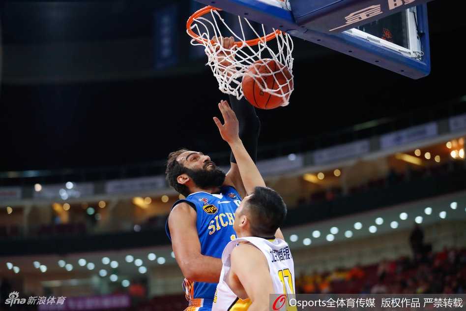 比赛结束的哨声吹响，北控球员们激动地拥抱在一起，庆祝这场来之不易的逆转胜利，场边的计时器定格在116-113。