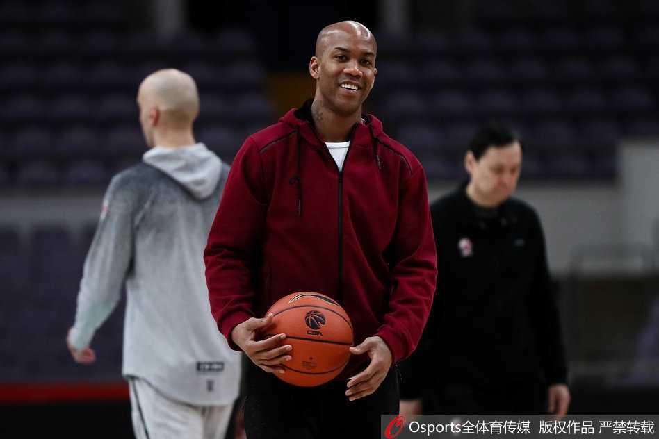 兰多夫赛前意外挂彩,“白魔兽”誓要率北控冲破京城德比 训练继续,兰多夫在篮下展现出柔和的手感,轻松将球放进篮筐,完全看不出刚刚流鼻血的影响。