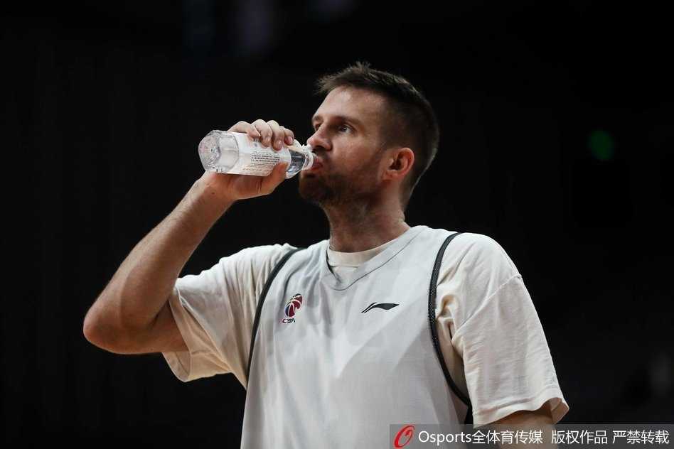 兰多夫赛前意外挂彩,“白魔兽”誓要率北控冲破京城德比 汗水浸湿了球衣,兰多夫在训练结束后略显疲惫,但眼神中依然闪烁着对胜利的坚定渴望。