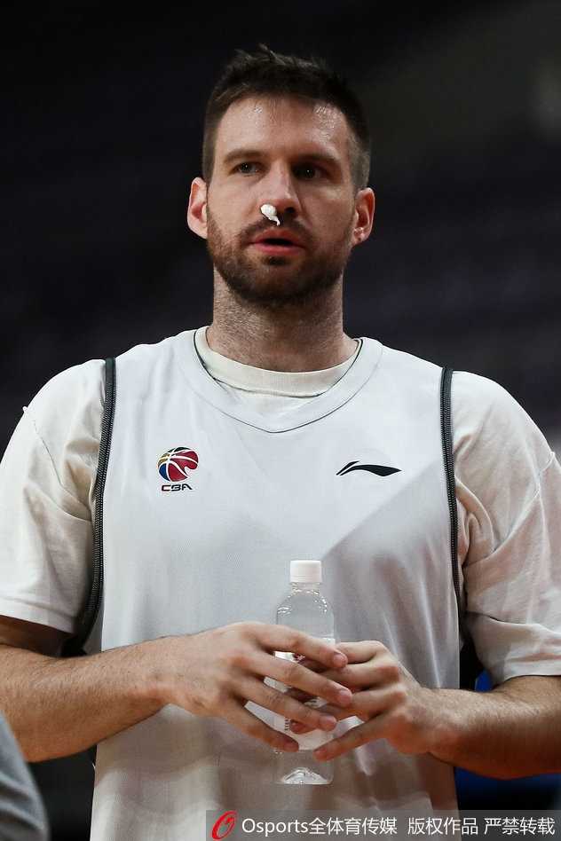 兰多夫赛前意外挂彩,“白魔兽”誓要率北控冲破京城德比 兰多夫在三分线外尝试远投,本赛季他的射程不断扩大,成为了对手难以防范的高炮台。