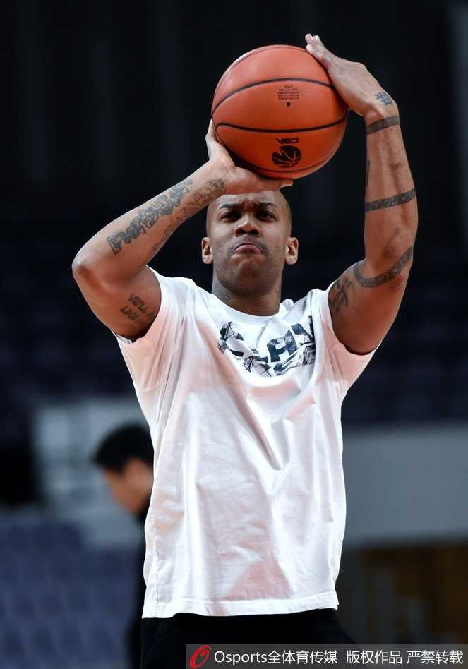 兰多夫领衔篮球场上的“广播体操” 北控男篮备战趣事多 兰多夫场边拉伸,身体极度折叠,柔韧性惊人,仿佛在进行瑜伽修炼。