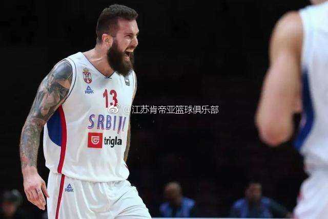 拉杜利察在训练中神情专注，强壮的身体犹如一尊移动的铁塔，彰显欧洲内线的扎实功底。