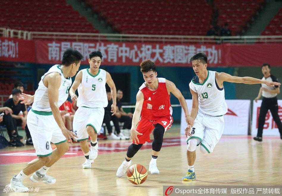 重庆队快攻旋风骤起，球员如利剑出鞘持球策动反击，澳门队防守球员奋力回追