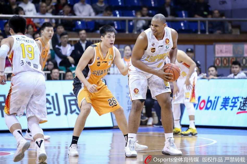 内线双塔发威,深圳主场击退山西斩获三连胜 山西外援斯科拉施展梦幻舞步,利用经验晃开深圳队的内线防守,以标志性的动作勾手投篮,仿佛时间在他身上静止。