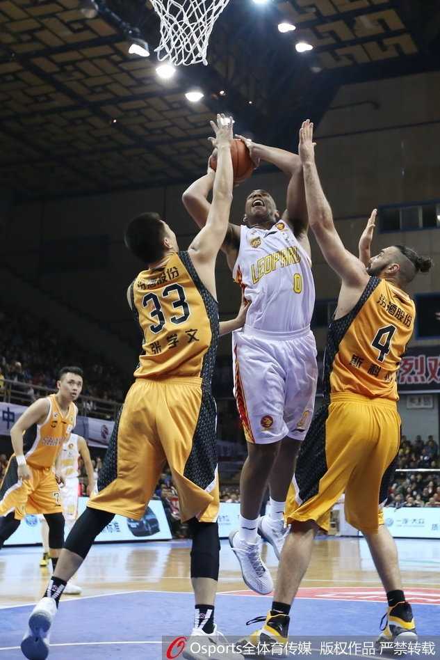 内线双塔发威,深圳主场击退山西斩获三连胜 深圳小将于德豪全场贴防詹宁斯,他重心压得极低,双手张开,如同一道铁闸,让对面的詹宁斯面露难色,难以轻松突破。