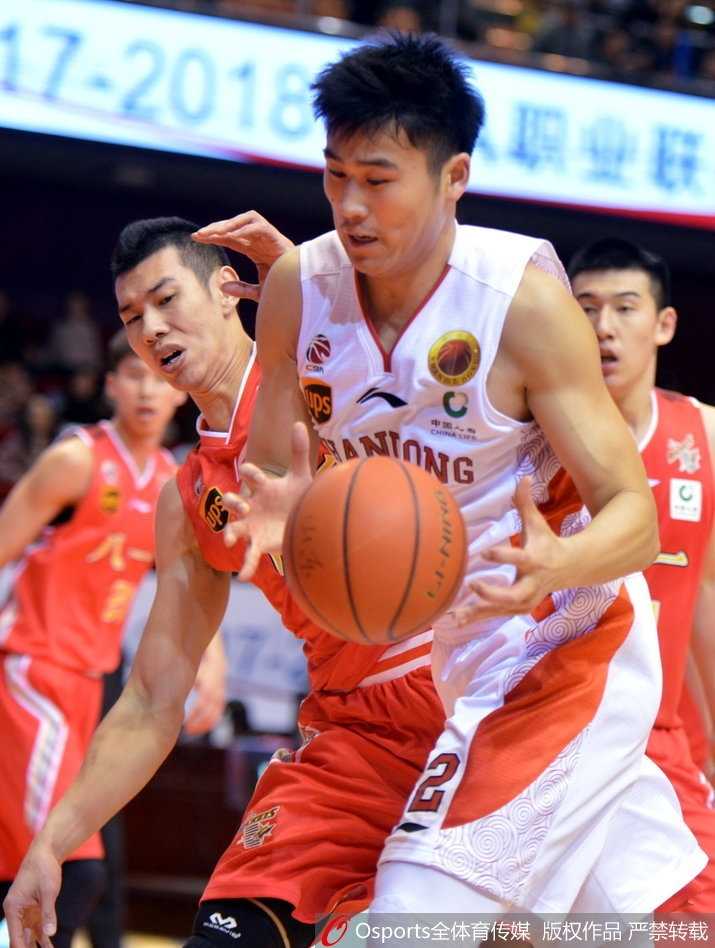 内线双塔联手发威,山东高速主场大胜八一送对手十三连败 八一队球员雷蒙运球突破山东队的防线,他动作敏捷,眼神坚定,试图在山东高速的严密防守中寻找得分机会。