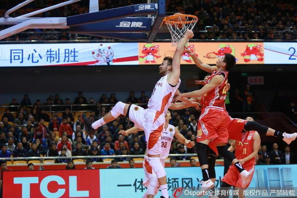 内线双塔联手发威,山东高速主场大胜八一送对手十三连败 张庆鹏运球刚过半场,面对防守球员直接拔起三分出手,篮球在空中高速旋转,精准地飞向篮筐。