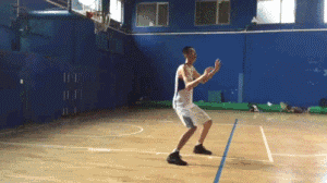 内线脚步艺术:从扎实基本功到篮下梦幻舞步 他先是将球高高举起,仿佛要投篮,防守者重心瞬间上提;紧接着他猛地将球往下一收,一个垫步就穿越了防线,动作幅度之大,仿佛要在篮下劈开一道裂缝。