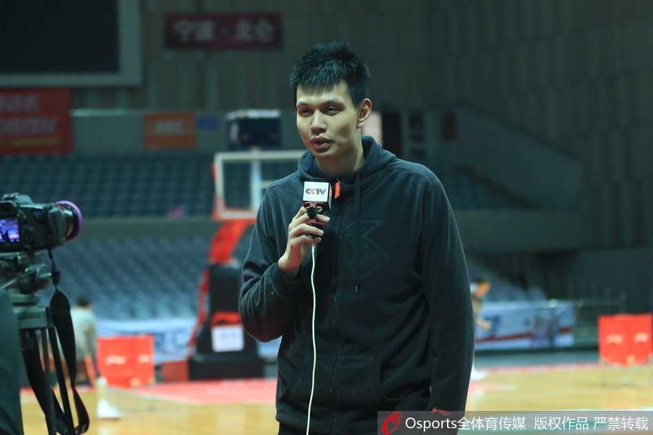 训练结束后，空旷的球馆里只剩下王治郅和许钟豪两人，大郅手把手地纠正许钟豪的投篮手型，篮球架的巨大阴影下，是一份关于传承的静谧与执着。