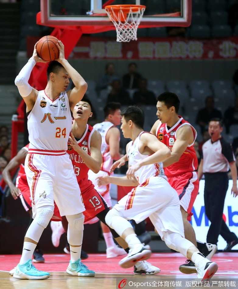 八一队许钟豪在对抗后失去重心，依然用柔和的手感将球抛向篮筐，这一瞬间凝固了军旅球员奋不顾身的拼搏精神。