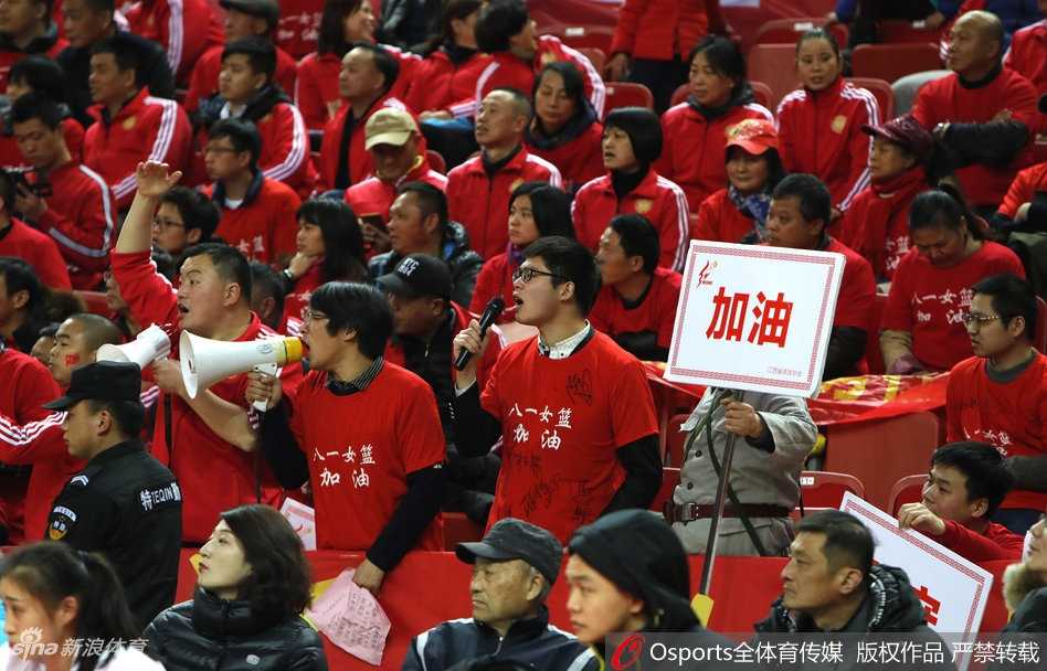 孙梦然在三分线外高高跃起，手腕轻柔一抖，篮球划过一道完美的弧线直钻网窝，她紧握双拳，脸上洋溢着不可阻挡的霸气。