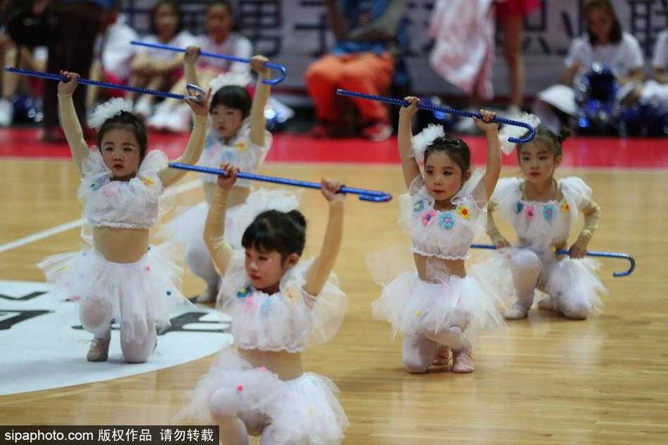 冬日里的暖萌旋风:八一主场篮球宝贝上演可爱拐棍舞 镜头拉近,一位篮球宝贝眼神明亮,嘴角上扬,手中的拐棍在她身侧划出一道优美的弧线,甜美的气质让人移不开眼。