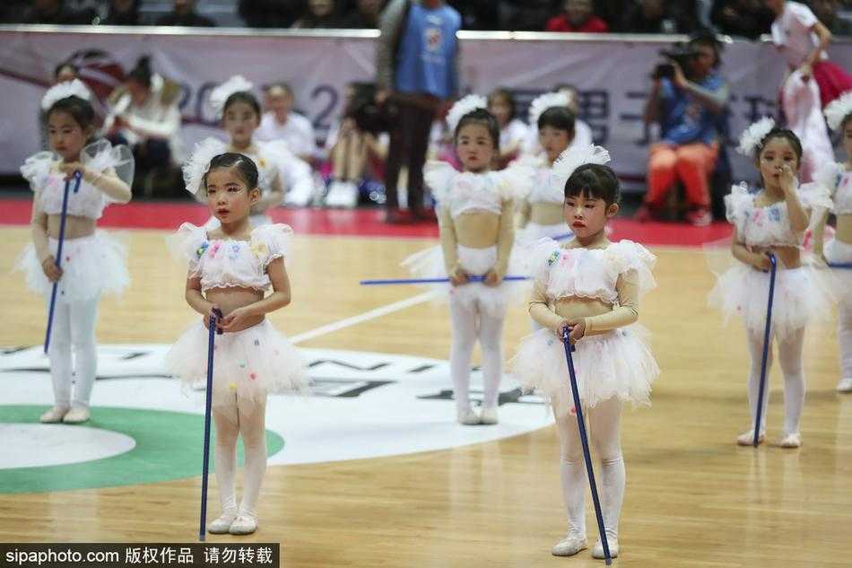 冬日里的暖萌旋风:八一主场篮球宝贝上演可爱拐棍舞 可爱的篮球宝贝们扎着俏皮的丸子头,双手撑着彩色小拐棍,脸上洋溢着甜美的笑容,仿佛一群从童话里跑出来的小精灵。