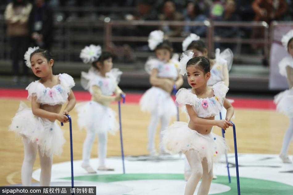 冬日里的暖萌旋风:八一主场篮球宝贝上演可爱拐棍舞 舞蹈进行到高潮,宝贝们将拐棍高高举起,脸上绽放出灿烂自信的笑容,整个球场都沉浸在她们营造的欢乐氛围中。