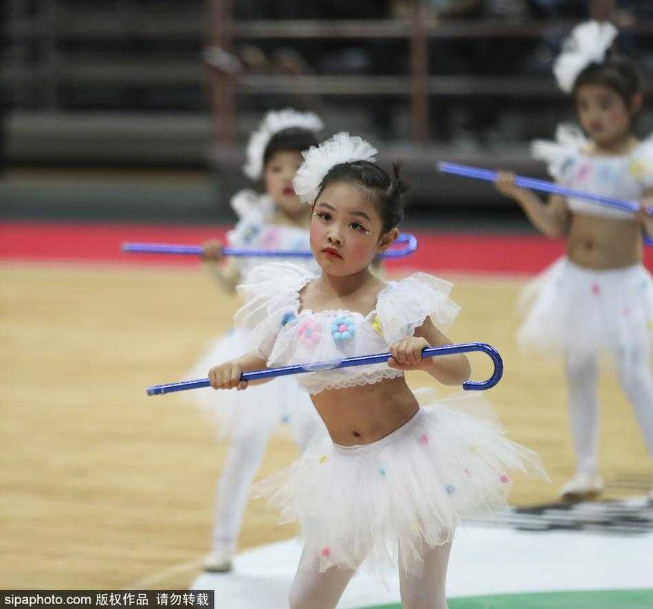 冬日里的暖萌旋风:八一主场篮球宝贝上演可爱拐棍舞 表演中,宝贝们一字排开,整齐地踏着舞步,手中的拐棍仿佛有了生命,将青春的活力与创意的趣味完美融合。