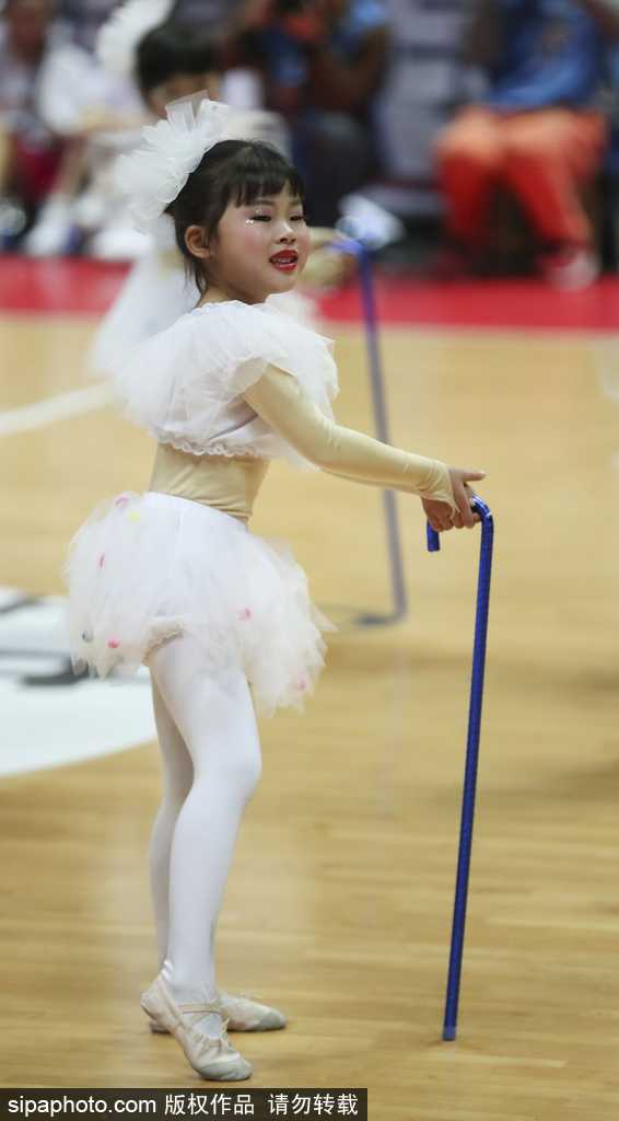 冬日里的暖萌旋风:八一主场篮球宝贝上演可爱拐棍舞 一位篮球宝贝蹲在地上,双手托腮,身旁放着彩色的小拐棍,一双会说话的大眼睛望向镜头,俏皮又无辜的表情简直萌翻了。