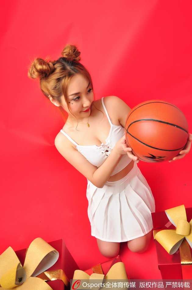 镜头拉远，展现了这位篮球宝贝的全身造型。她静立于角落，高挑匀称的身材比例一览无余，简单的黑白搭配在她身上显得高级感十足，一双笔直修长的美腿更是让她气场全开。