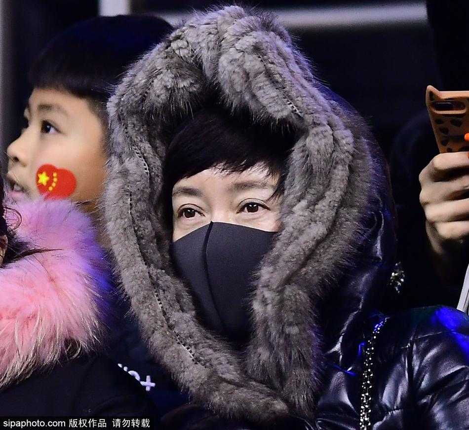 冰火CBA:当严寒侵袭赛场,球迷“全副武装”演绎冬日热情 一位中年男球迷戴着厚厚的皮手套,双手举着为自己制作的加油牌,口中似乎正高喊着口号。他呼出的白色哈气在脸前飘散,与看台上其他同样包裹严实的观众融为一体,构成了一幅生动且充满温度的冬日看台画卷。