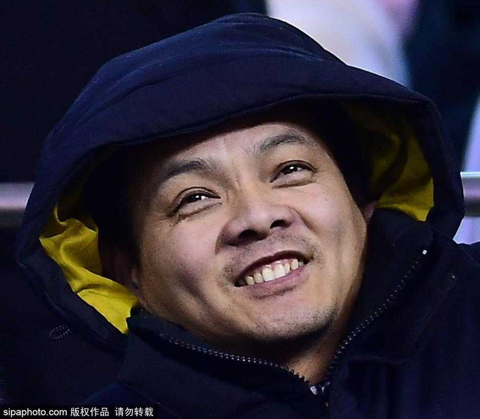 冰火CBA:当严寒侵袭赛场,球迷“全副武装”演绎冬日热情 赛场边,一对情侣球迷依偎在一起,共享一条巨大的围巾抵御严寒。女孩脸上洋溢着甜蜜的微笑,男孩则目光坚定地看着赛场,寒冷似乎并未影响到他们享受这场篮球盛宴的心情,反而成了彼此靠近的理由。