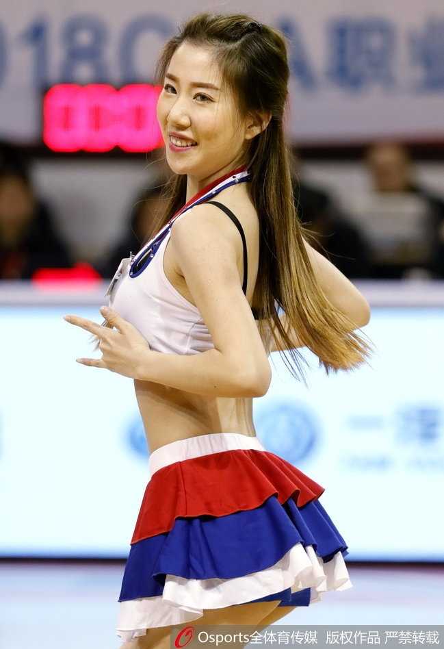 领舞队员眼神坚定充满感染力，带领团队在低温中完成高难度舞蹈动作