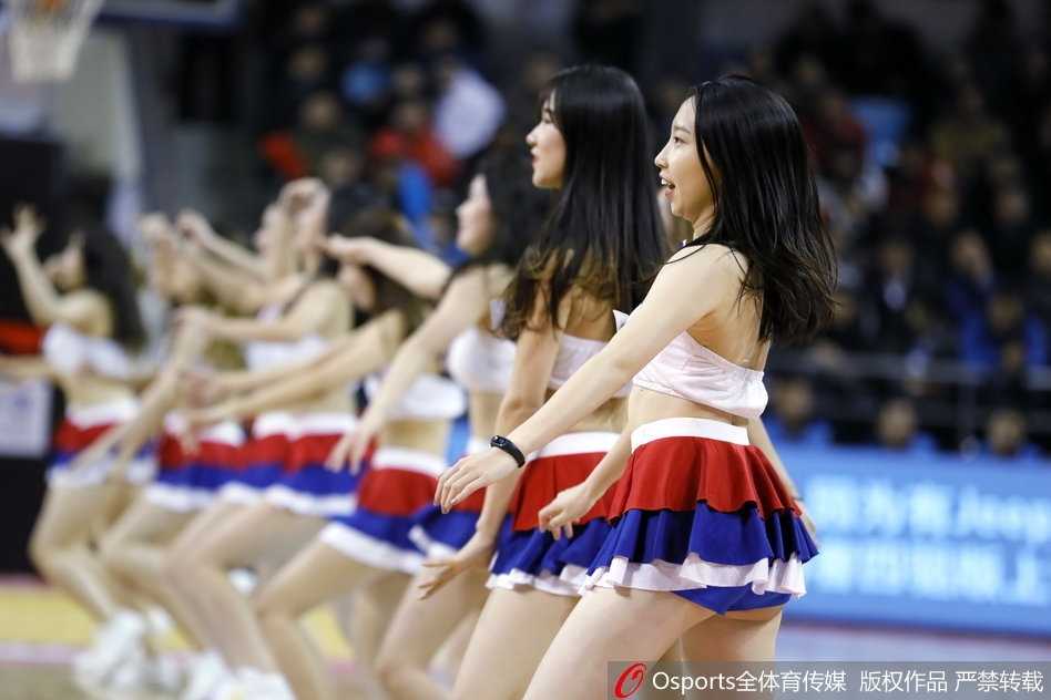 表演结束后篮球宝贝们有序退场，背影依然挺拔，专业态度贯穿始终