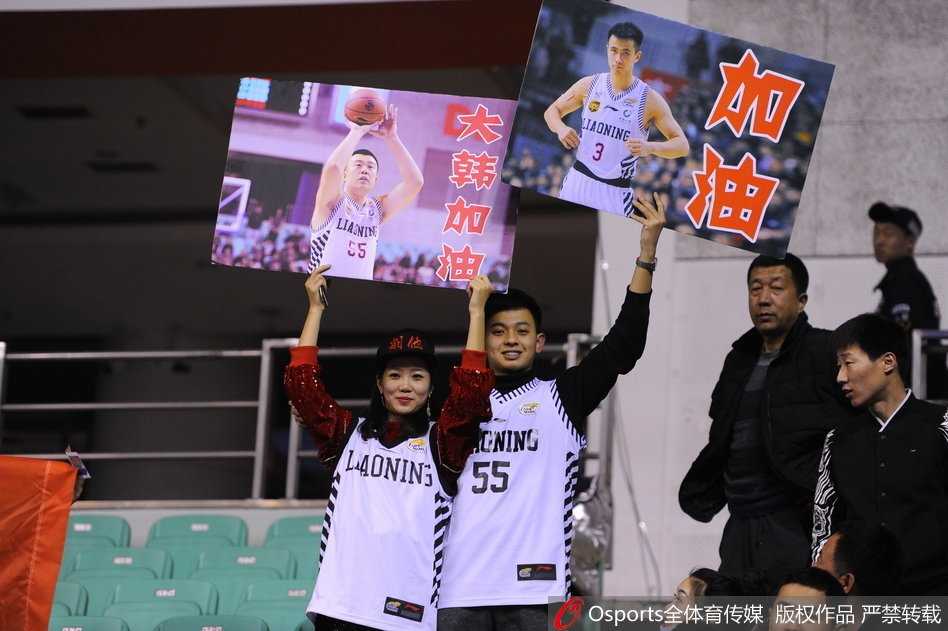 冰火之歌:辽篮主场大胜夜,小球迷暖心上演“真情告白” 赛后,辽宁男篮全体队员手拉手走向场地中央,向看台上久久不愿离去的球迷们鞠躬致谢。蓝色的球场灯光映照着球员们的身影,看台上是依然挥舞着双臂的球迷,场面温馨而感人。