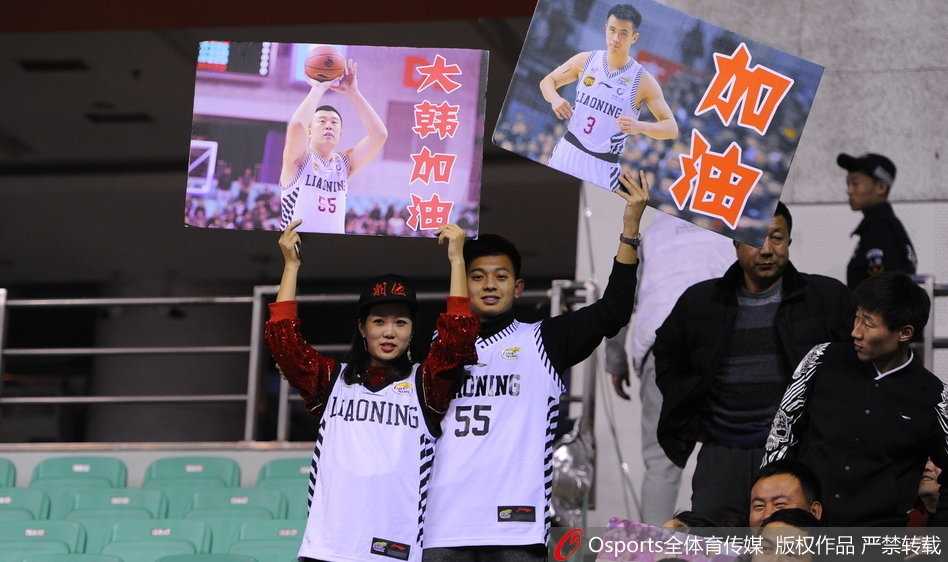 冰火之歌:辽篮主场大胜夜,小球迷暖心上演“真情告白” 看台上一对父子球迷,父亲满脸笑容地抱着年幼的儿子,儿子手中也拿着助威棒。身后无数双手臂高举,人声鼎沸,父子俩共同享受着篮球带来的快乐时光,这正是球迷文化代代相传的最好写照。