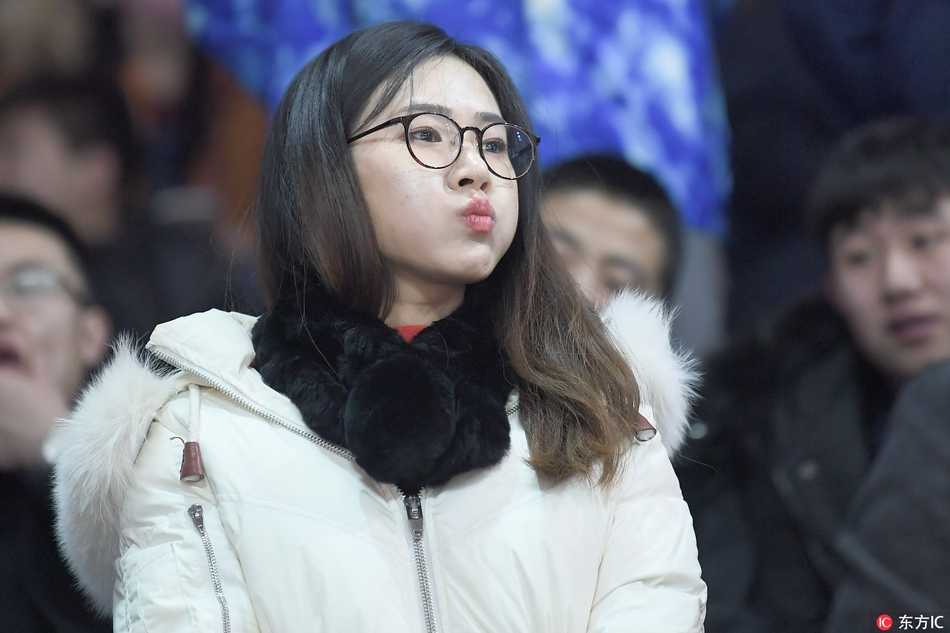 冰雪赛场上的靓丽风景线 吉林女球迷点燃寒冬激情 一位身着粉色宽松卫衣的俏皮女生,扎着清爽马尾,在吉林主场震天的助威声中,露出惊喜又羞涩的笑容,仿佛被镜头捕捉到了小心思