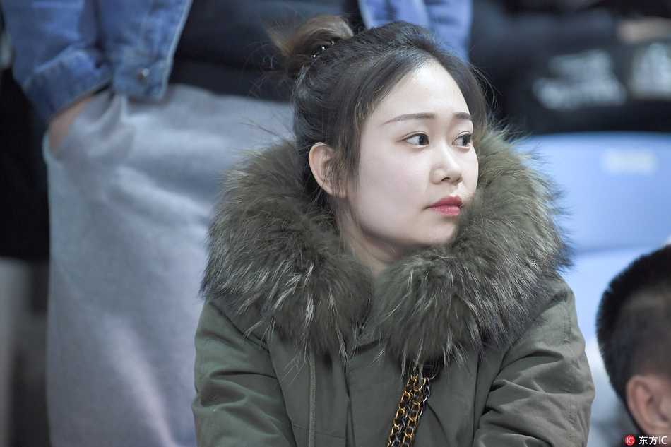 冰雪赛场上的靓丽风景线 吉林女球迷点燃寒冬激情 终场哨响后,一位吉林女球迷难掩激动之情,双手比出胜利的手势,笑容灿烂得如同盛夏的阳光,庆祝着球队在这场强强对话中的顽强表现