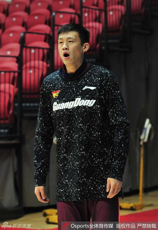 决战前夕的粤式松弛:广东宏远总决赛备战“表情包”大赏 年轻球员在训练中相视而笑,青春的气息与轻松的氛围交织,他们用笑容化解总决赛的紧张,展现出新生代的自信风采